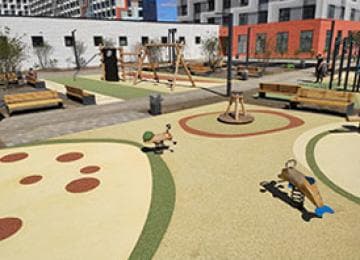 Окрашенная каучуковая крошка на детской площадке