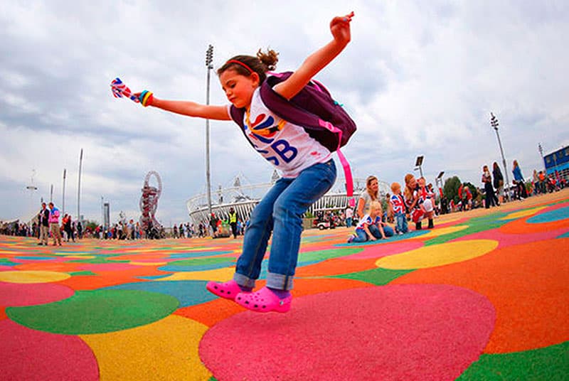 Безопасное резиновое покрытие на детской площадке