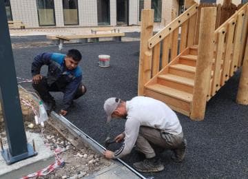 Этапы укладки покрытия из резиновой крошки