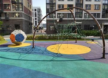 Детская площадка с безопасным покрытием