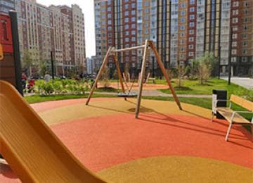Безопасное покрытие на детской площадке