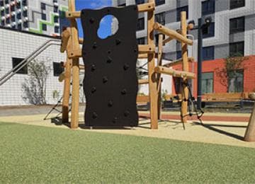 Безопасное покрытие на детской площадке